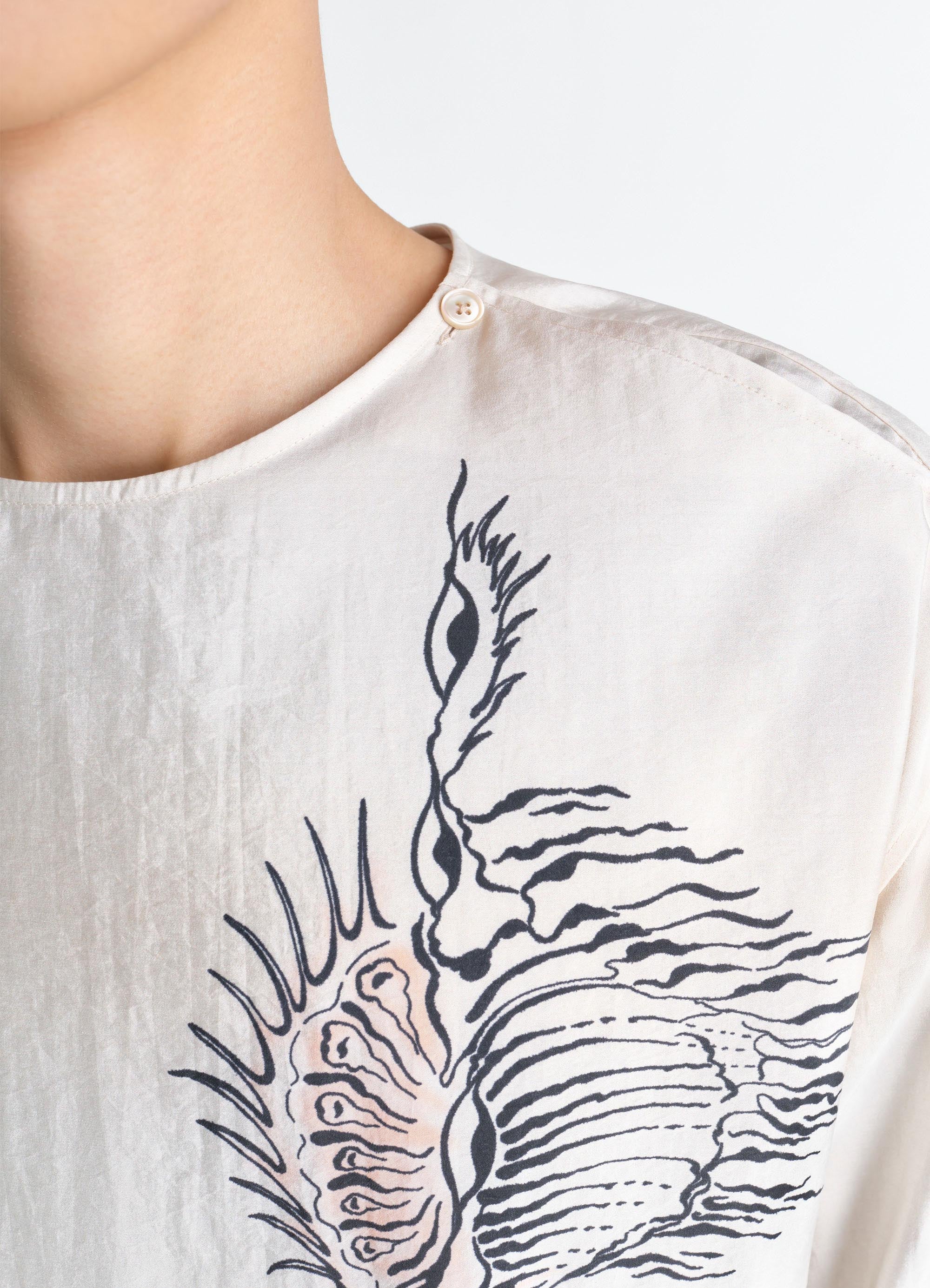 BUTTON NECK TOP IN SHELL PRINTED SILK